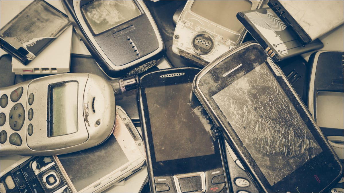 Pilha de telefones antigos.