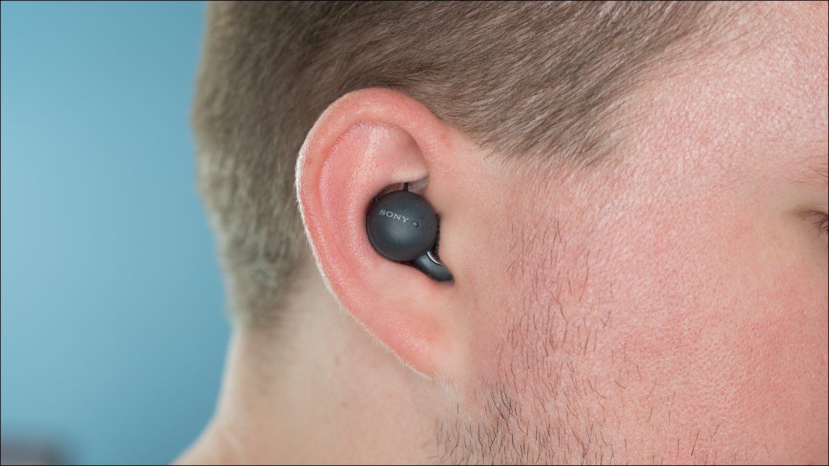 Sony LinkBuds no ouvido de uma pessoa