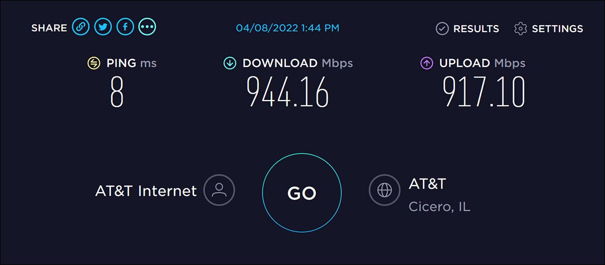 Um exemplo de um teste de velocidade realizado usando uma conexão Ethernet com fio e um computador desktop.