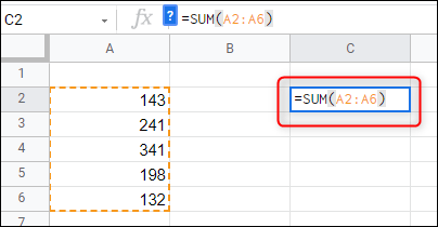 A função SOMA na célula C2.