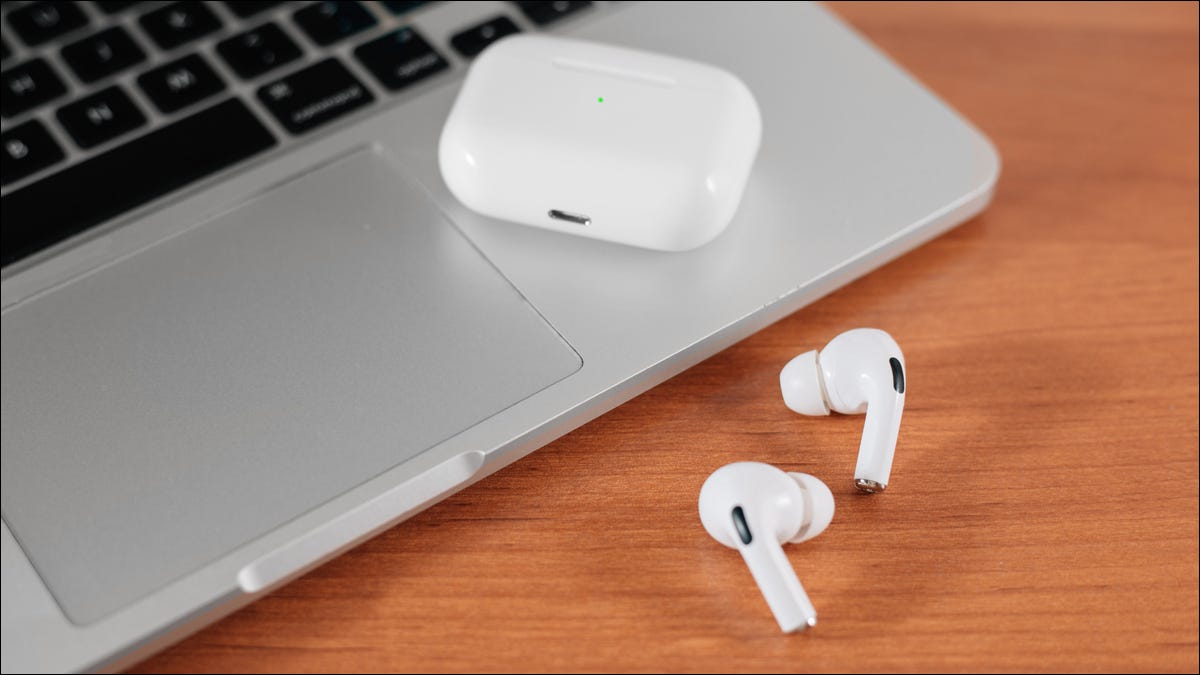 Usuário conectando AirPods e AirPods Pro ao Mac