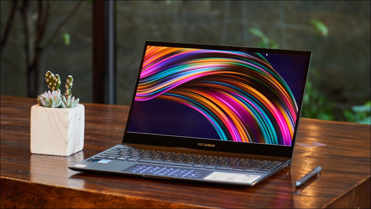 Um laptop ASUS ZenBook Flip 13 UX363 2 em 1 com tela OLED.