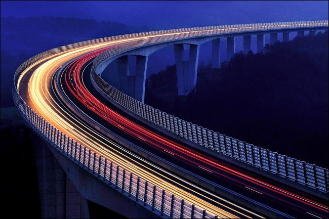 Uma ponte rodoviária à noite.