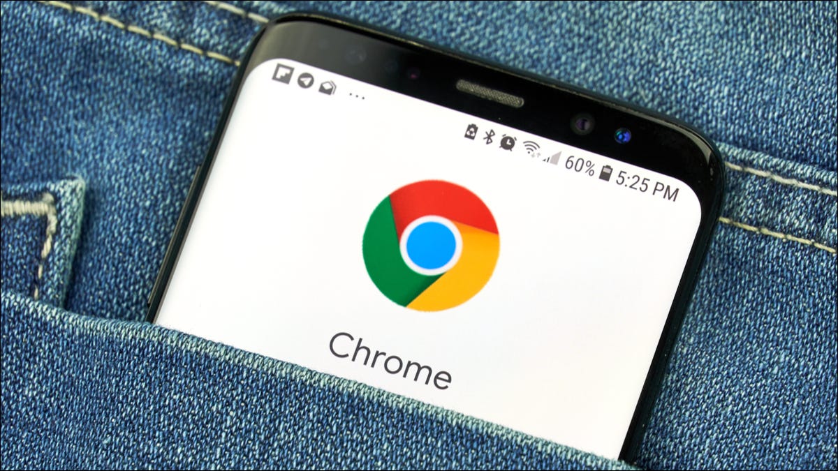 O logotipo do aplicativo Chrome em um telefone Android guardado no bolso jeans de uma pessoa.