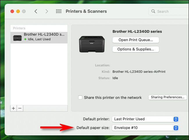 Nas preferências de impressora do Mac, clique no menu ao lado de "Tamanho de papel padrão" em "Impressoras e scanners".