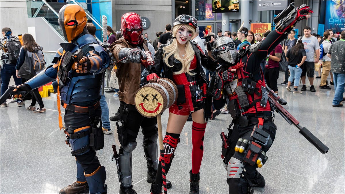 Fãs de super-heróis fazendo cosplay em uma convenção de quadrinhos.