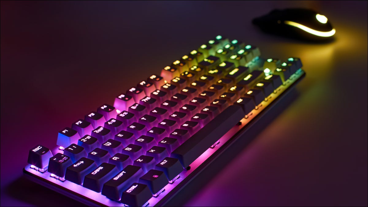Teclado e mouse para jogos com luzes RGB