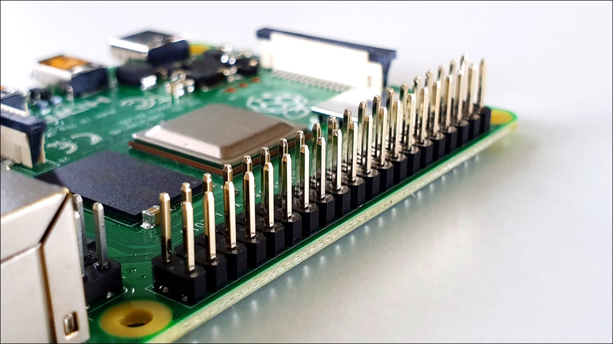 Closeup de conectores goldpin em um computador Raspberry Pi 4.