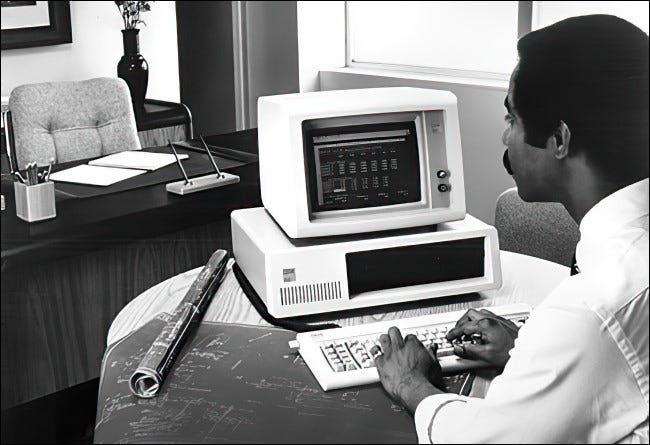 Uma foto de marketing de 1981 do IBM PC 5150