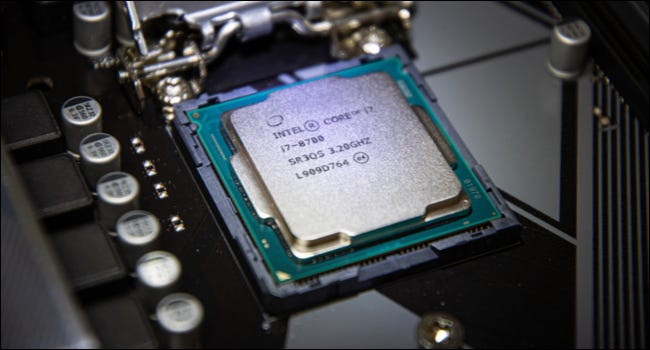 CPU Intel Core i7-8700 conectada a uma placa-mãe.