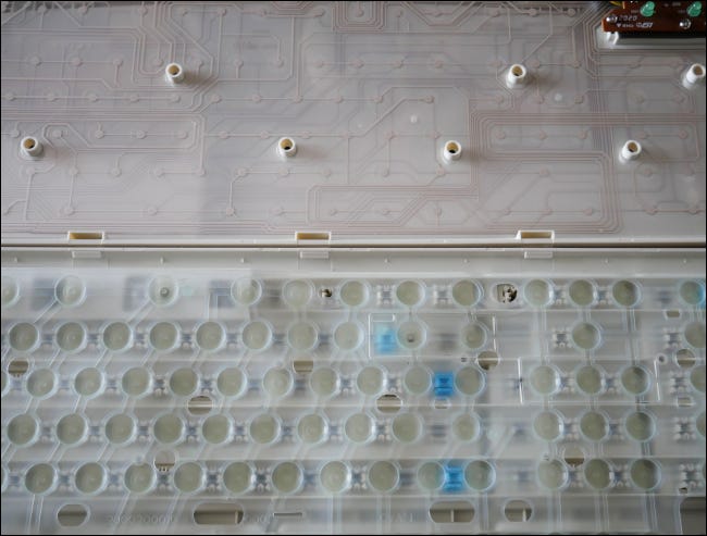 Interior de um teclado de membrana.
