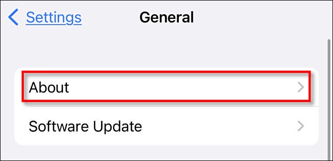 Nas configurações gerais, toque em "Sobre".