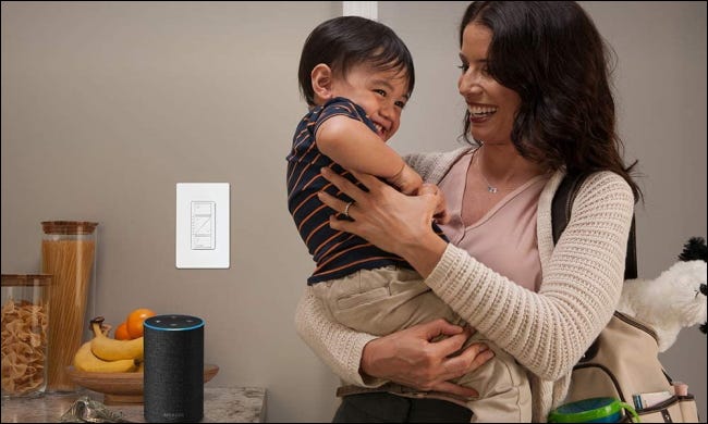 Família usando o interruptor de luz Lutron Caseta na cozinha