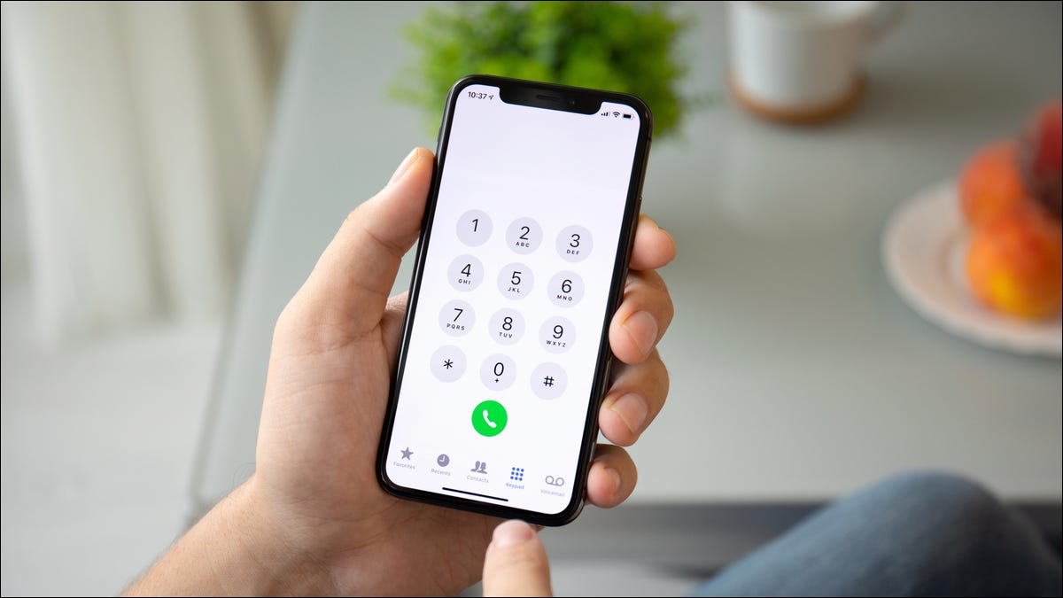 aplicativo de discagem de telefone aberto em um iphone