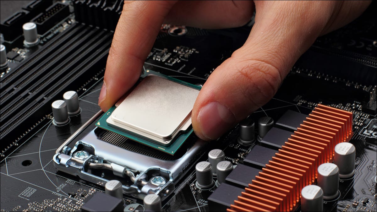 Pessoa instalando uma CPU em uma placa-mãe.