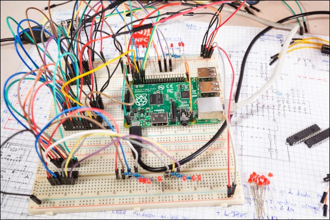 Computador de placa única Raspberry Pi conectado a uma placa de ensaio em um experimento de mesa.