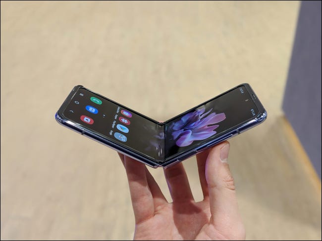 Um smartphone Samsung Galaxy Z Flip parcialmente fechado.