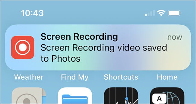 Uma confirmação no iPhone dizendo "Vídeo de gravação de tela salvo em Fotos".