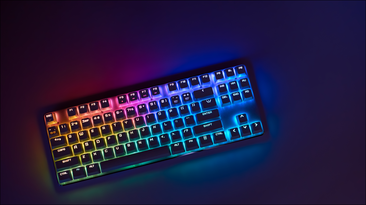 Um teclado de iluminação sofisticado.