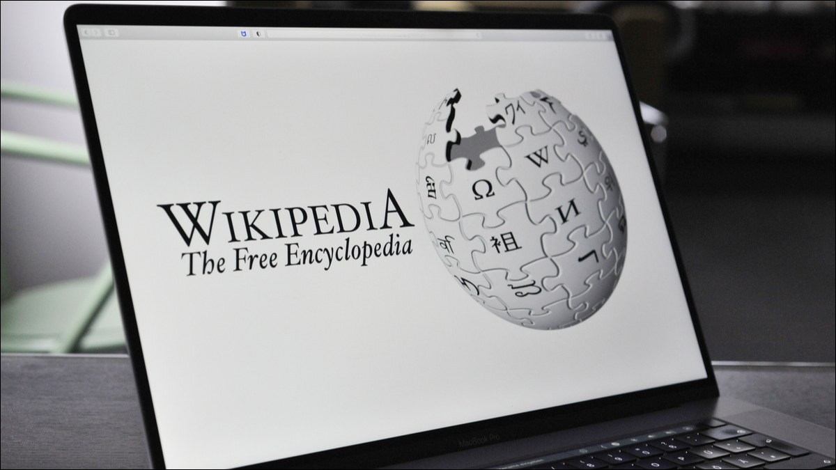 Logo da Wikipedia em uma tela de laptop.
