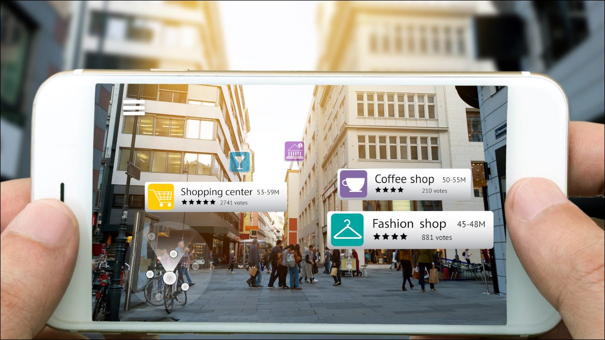 Uma tela de smartphone mostrando uma experiência de mapas de realidade aumentada.