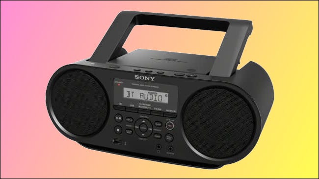 Sony boombox em fundo rosa e amarelo