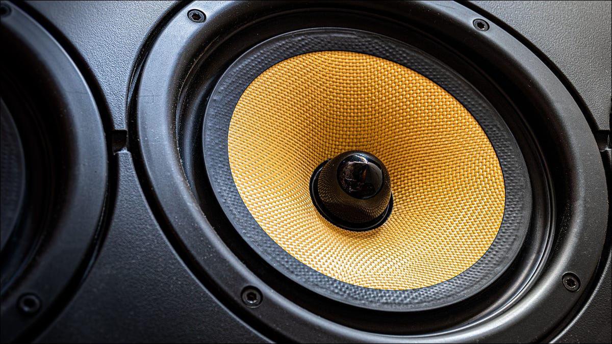 Close up de um subwoofer amarelo.