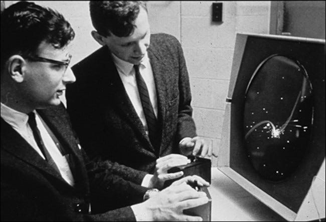 Dan Edwards (esquerda) e Peter Samson (direita) jogam Spacewar por volta de 1962-63.