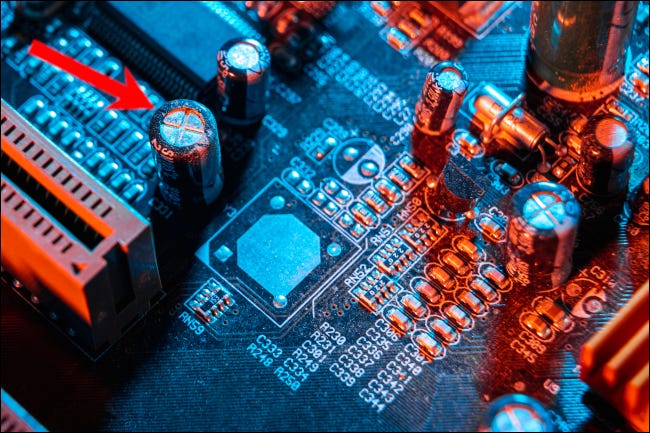 Vários supercapacitores em uma placa de circuito.