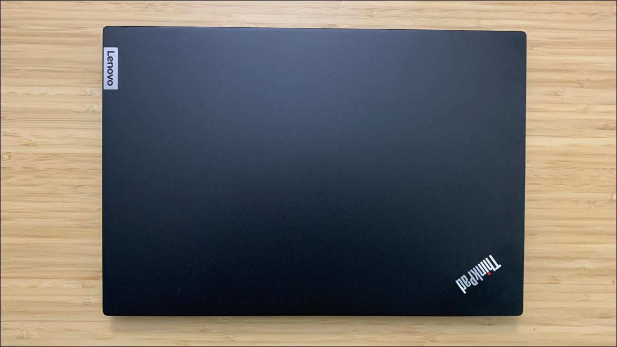 Laptop Lenovo ThinkPad na mesa