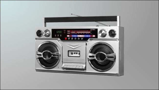 Boombox de vitrola em fundo cinza