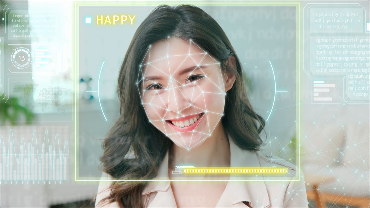 O rosto de uma mulher sendo analisado por inteligência artificial para detectar emoção.