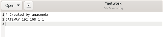 A linha GATEWAY= no arquivo de configuração de rede