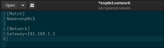 A linha Gateway= no arquivo de configuração de rede específico da interface