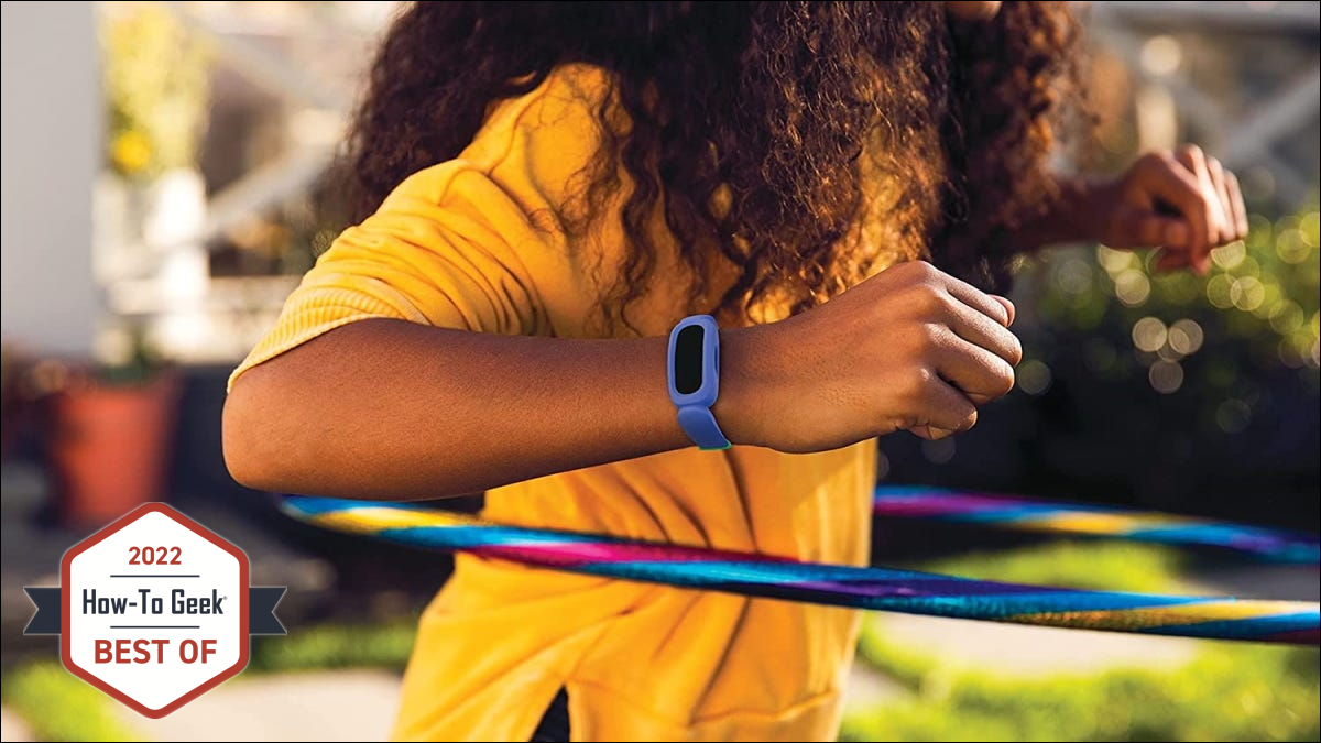 criança brincando com fitbit ace 3 on