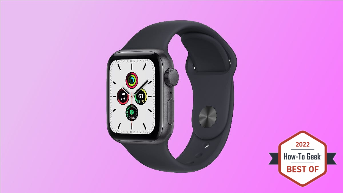 Apple Watch SE em fundo rosa