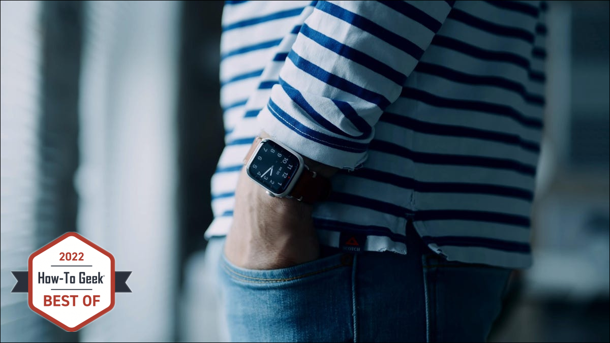 Close do Apple Watch Series 7 no pulso de uma pessoa com a mão no bolso