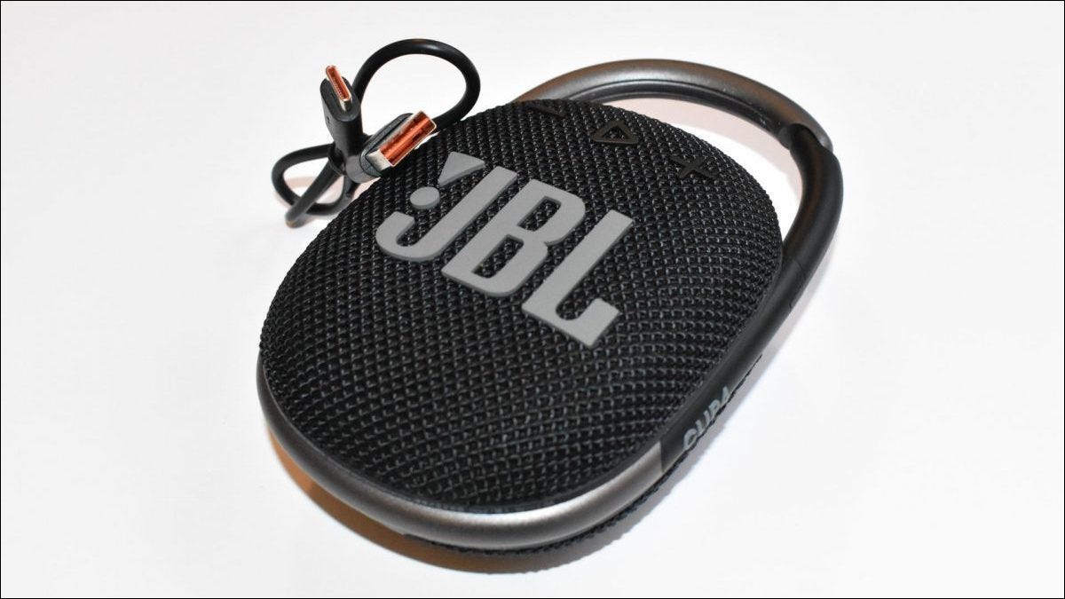 JBL Clip 4 com cabo de carregamento