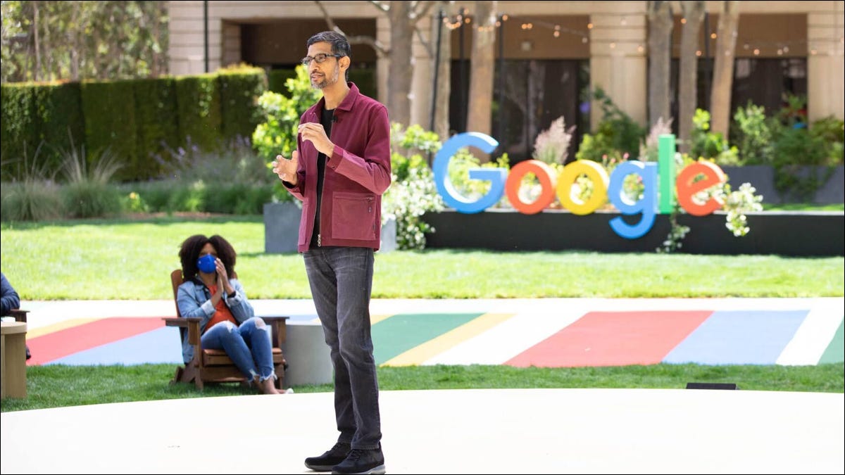 Sundar Pichai em um palco ao ar livre