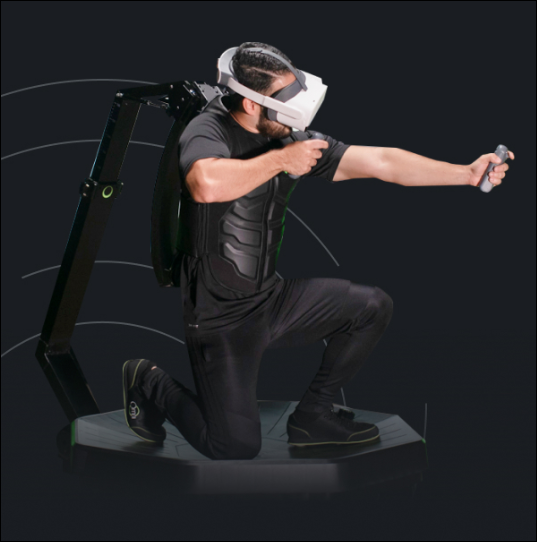 Esteira Virtuix Omni One com jogador agachado segurando um rifle invisível