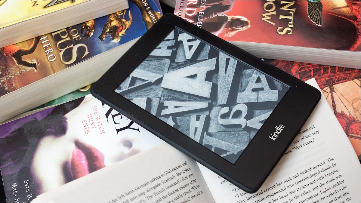 Amazon Kindle em uma pilha de livros