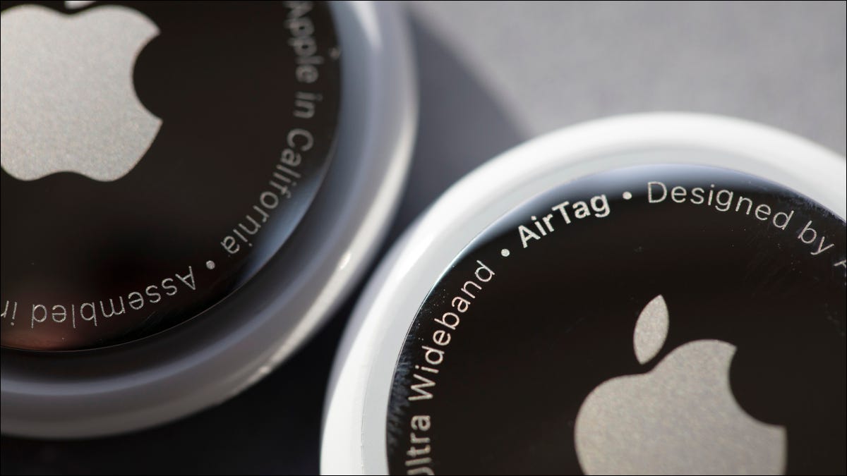 Close up de dois dispositivos Apple AirTag.