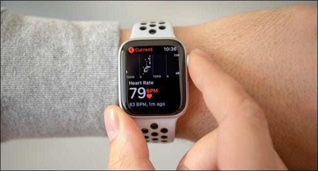Mão de uma pessoa verificando a frequência cardíaca em um Apple Watch.
