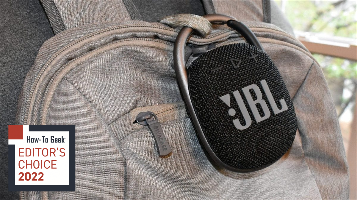 JBL Clip 4 pendurado em uma mochila