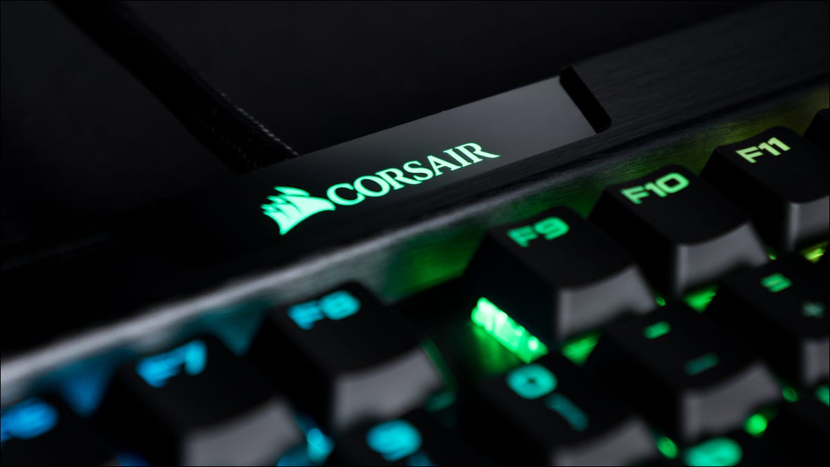 Close de um logotipo da Corsair em um teclado com iluminação RGB.