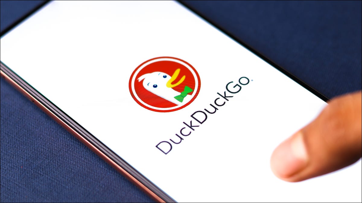 Tela do smartphone mostrando o logotipo do DuckDuckGo.