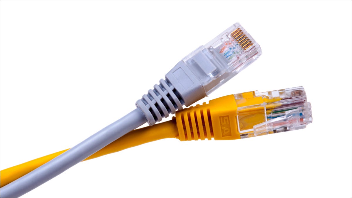 Um par de cabos Ethernet enrolados um no outro.