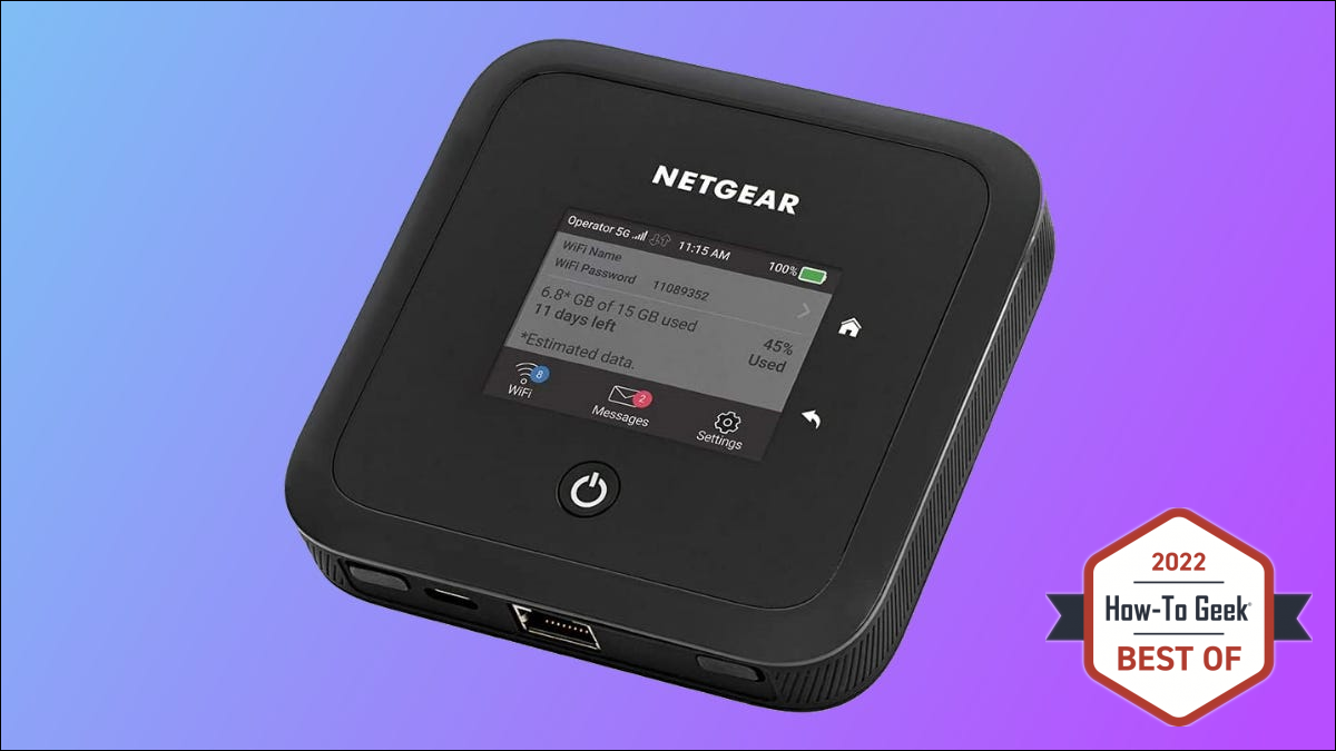 Netgear Nighthawk M5 em fundo azul e roxo