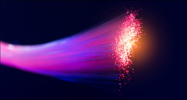 Closeup de luzes de fibra óptica roxas.
