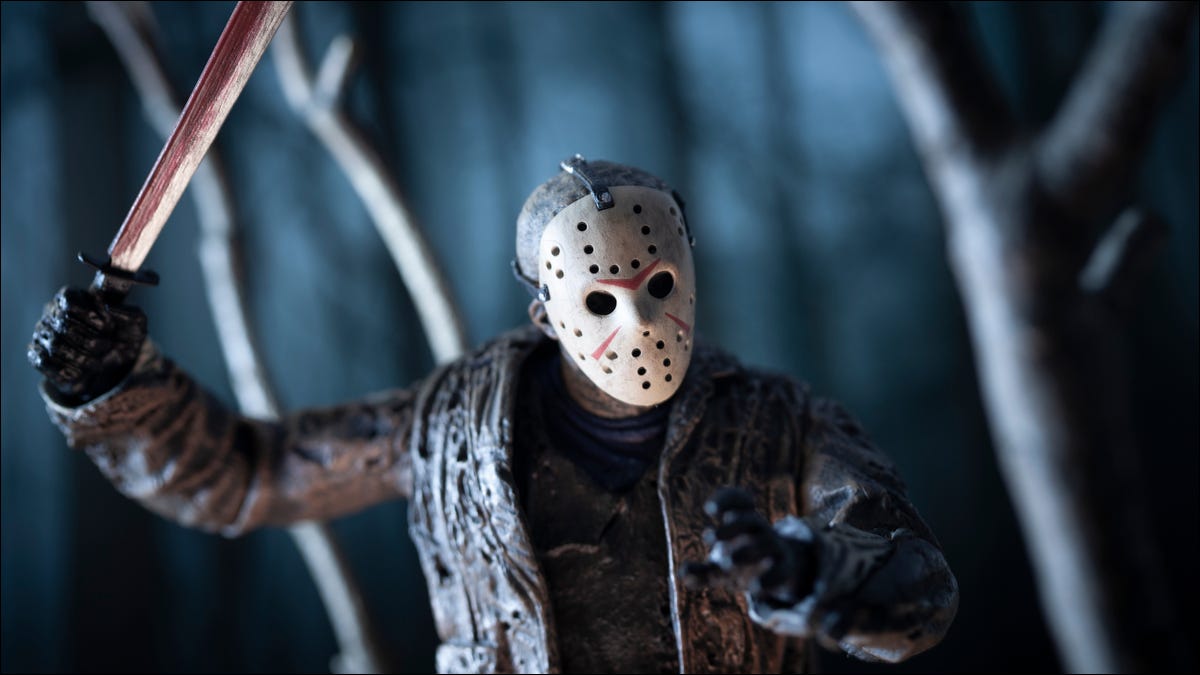 Close de uma estatueta de Jason Voorhees da franquia "Sexta-feira 13".